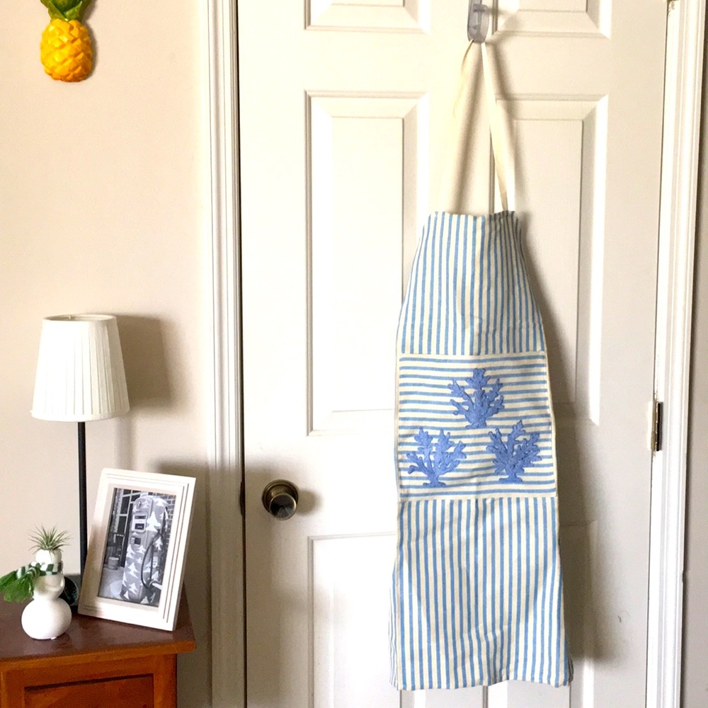Apron and hand towel.